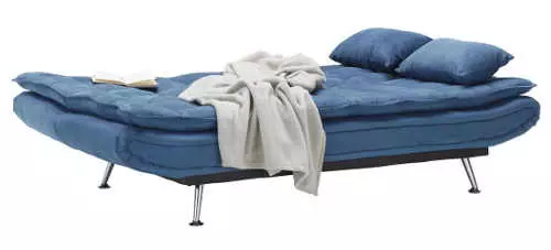 Modrá pohovka rozložená na posteľ