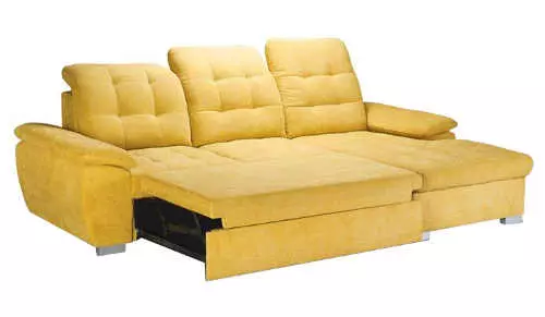 Žltá rohová sedacia súprava rozložená na posteľ